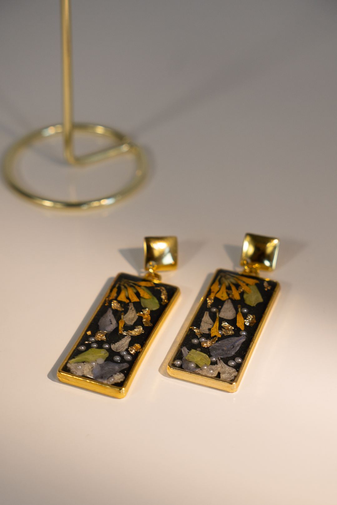 Pendientes pétalos y perlas - Imagen 2