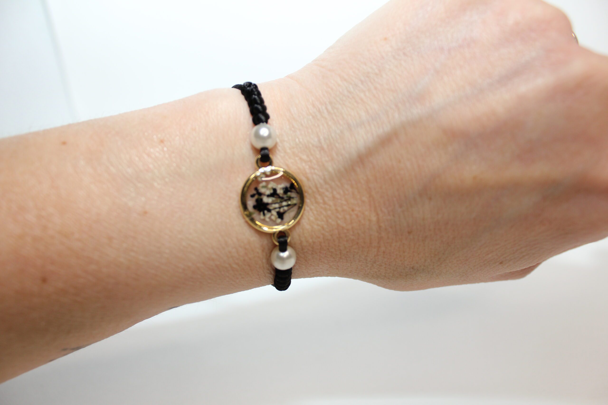 Pulsera negra charm flores - Imagen 2