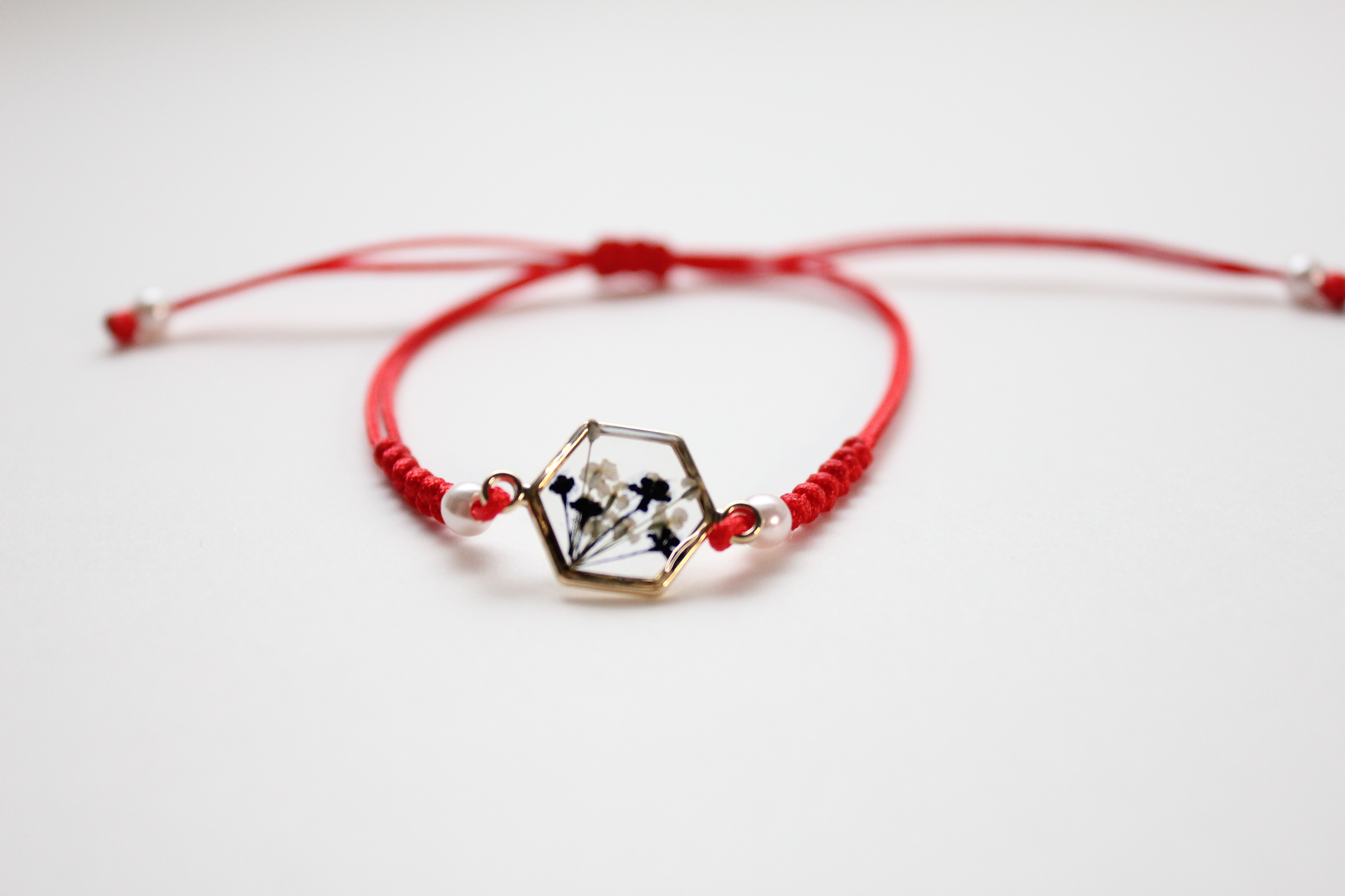 Pulsera roja charm flores