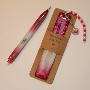 Conjunto marcapáginas y boligrafo fucsia (personalizable bajo pedido)