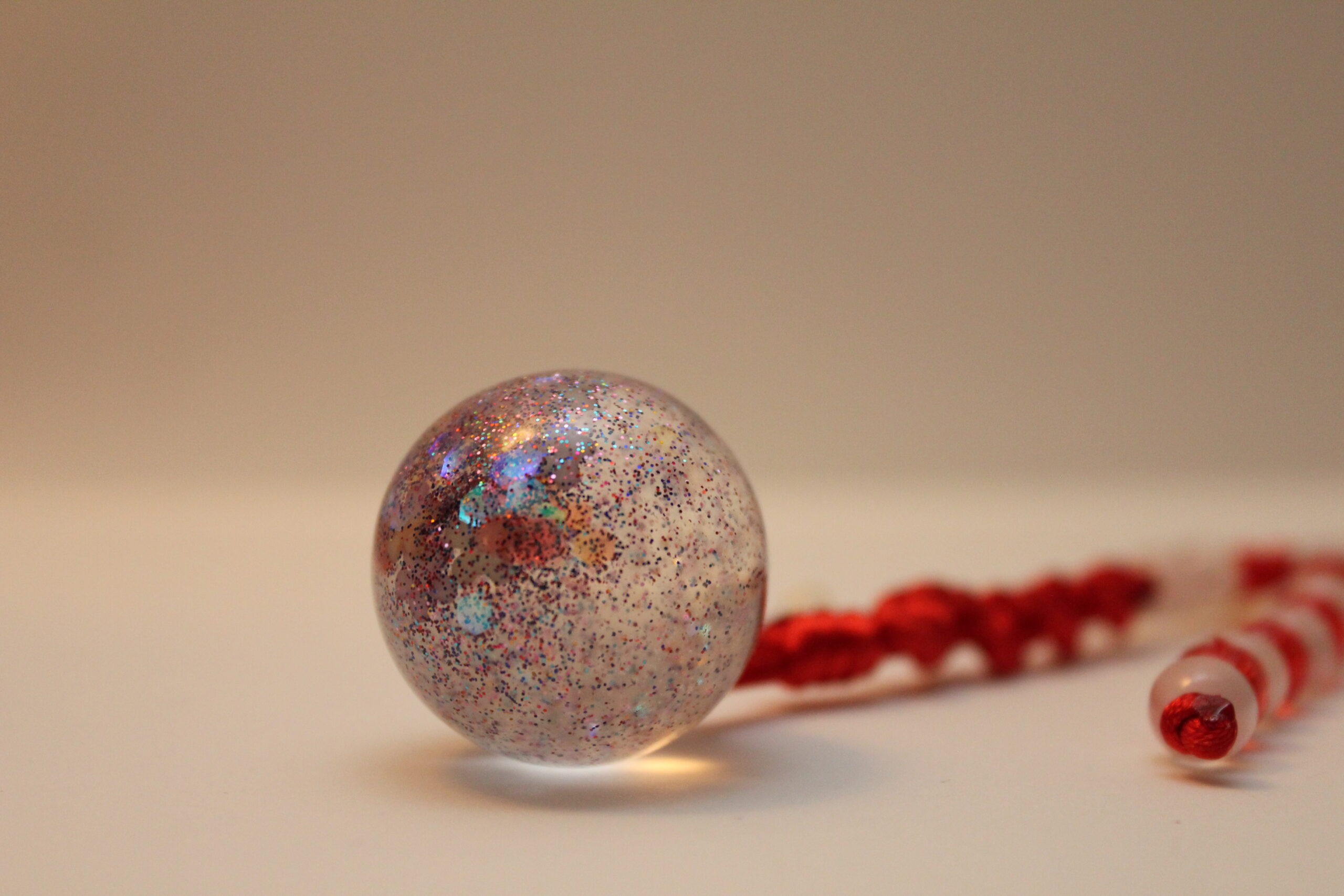 Llavero rojo esfera - Imagen 2